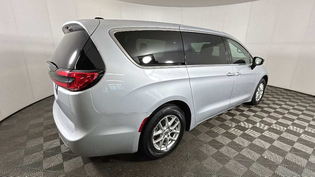 2024 Chrysler Pacifica Touring L - Image 3