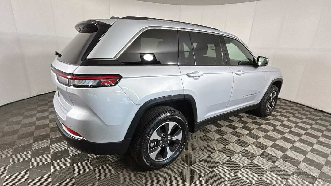 2024 Jeep Grand Cherokee 4xe - Image 3