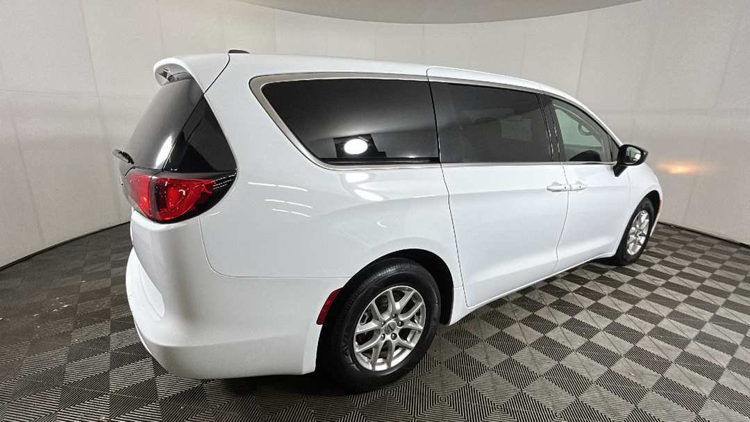 2024 Chrysler Voyager LX - Image 3
